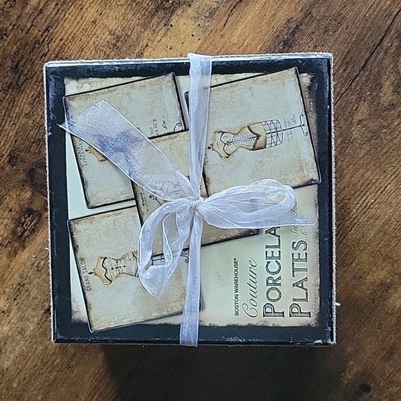 A set of 4 ceramic plates - Picture 1 of 6